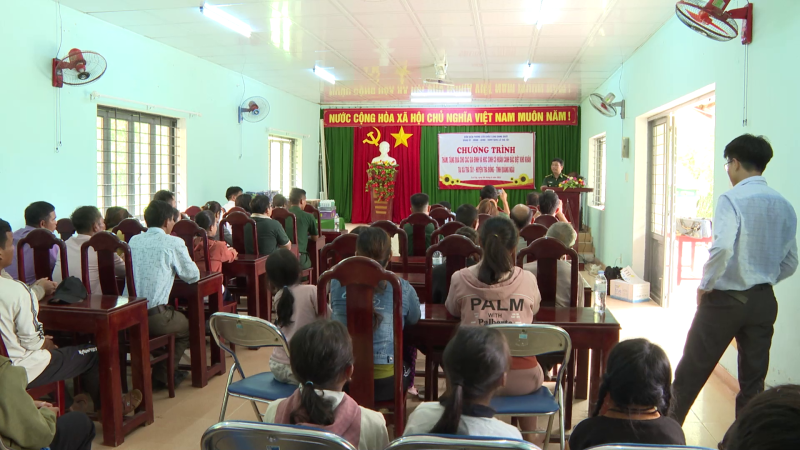 Đồn Bi&ecirc;n ph&ograve;ng Dung Quất tặng qu&agrave; gia đ&igrave;nh ch&iacute;nh s&aacute;ch, trẻ em v&ugrave;ng cao