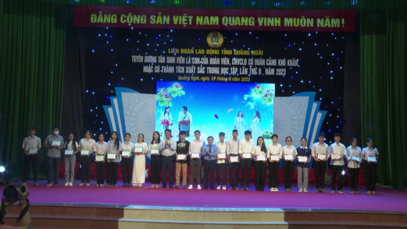Tuyên dương 350 tân sinh viên có thành tích xuất sắc trong học tập