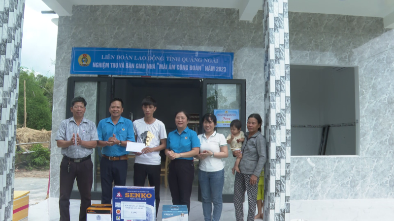 Bàn giao nhà ở “Mái ấm công đoàn” cho công nhân khó khăn