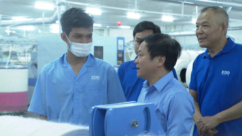 Liên đoàn Lao động tỉnh Quảng Ngãi thăm hỏi doanh nghiệp và công nhân