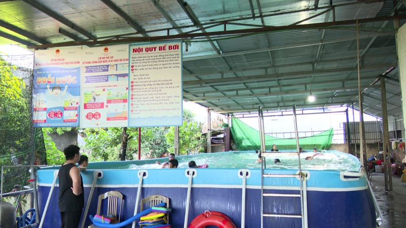 Đoàn viên Thanh niên dạy bơi cho các em thiếu nhi