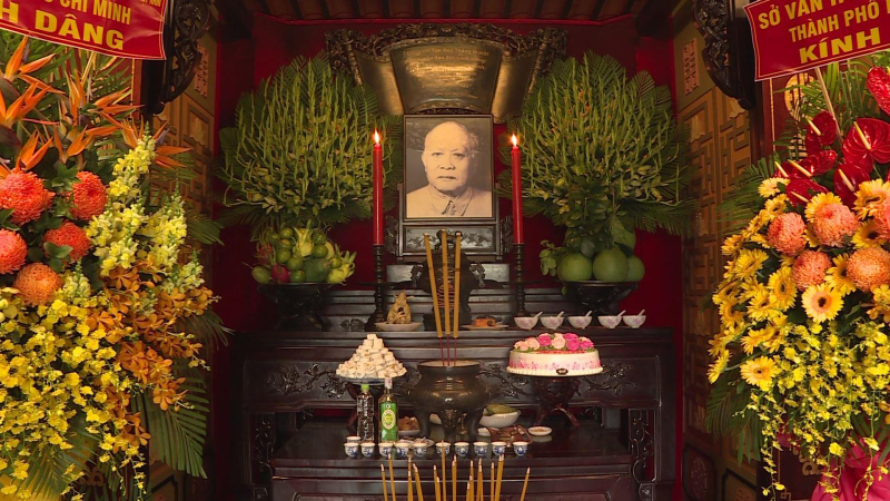 Dâng hoa, dâng hương tưởng niệm Chủ tịch Tôn Đức Thắng