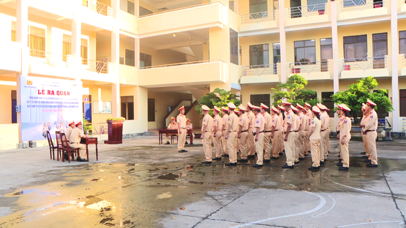 Cảnh sát giao thông ra quân tổng kiểm tra xe khách và xe tải