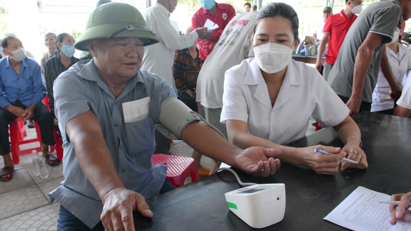 Khám bệnh, cấp thuốc miễn phí cho nạn nhân chất độc da cam