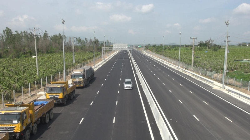 Xử l&yacute; t&igrave;nh trạng mất ATGT tr&ecirc;n cao tốc Bắc-Nam đoạn qua B&igrave;nh Thuận