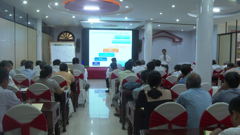 Tập huấn phương pháp rà soát hộ nghèo, hộ cận nghèo