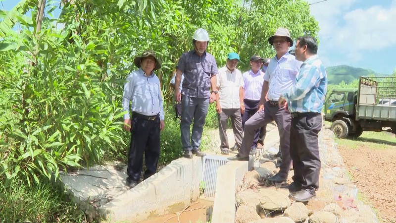 Phó Chủ tịch UBND tỉnh Võ Phiên kiểm tra thực tế một số công trình tại huyện Ba Tơ