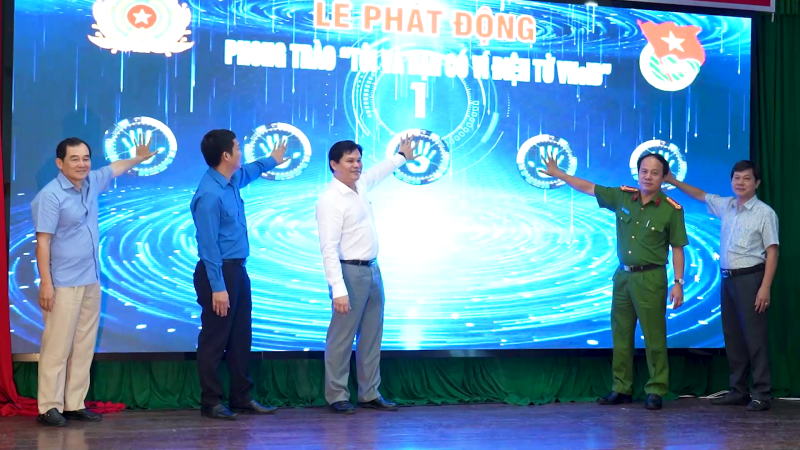 Phát động phong trào "Tôi và bạn có ví điện tử VNEID"