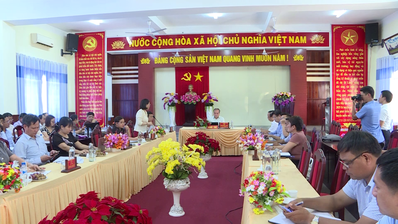 Phó Chủ tịch Thường trực UBND tỉnh Trần Hoàng Tuấn làm việc tại huyện Sơn Tây và Sơn Hà