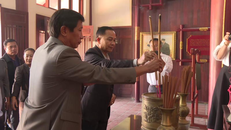 Dâng hương tưởng niệm Thủ tướng Phạm Văn Đồng