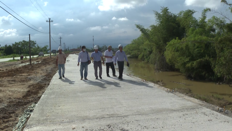 Khẩn trương hoàn thành kè chống sạt lở sông Trà Câu