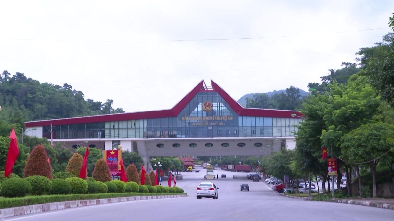 Cửa khẩu quốc tế Hữu Nghị nhộn nhịp hoạt động XNK
