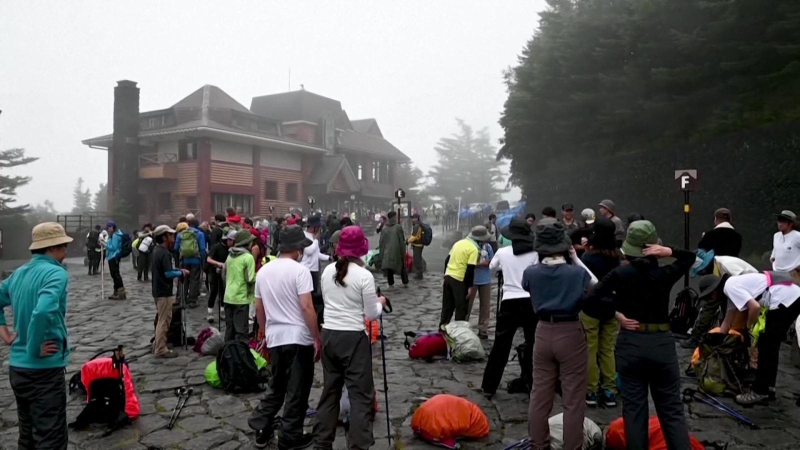 Núi Phú Sĩ quá tải du khách