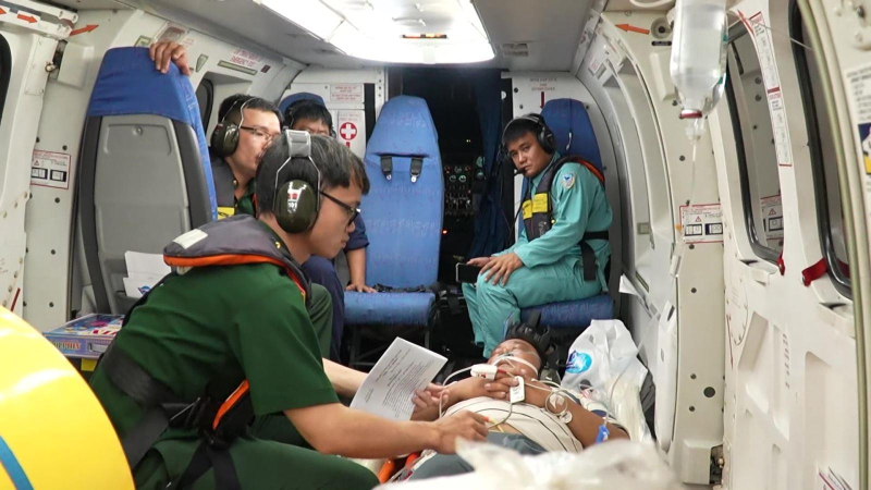 3 ngư dân Trường Sa nguy kịch được trực thăng đưa về đất liền cấp cứu