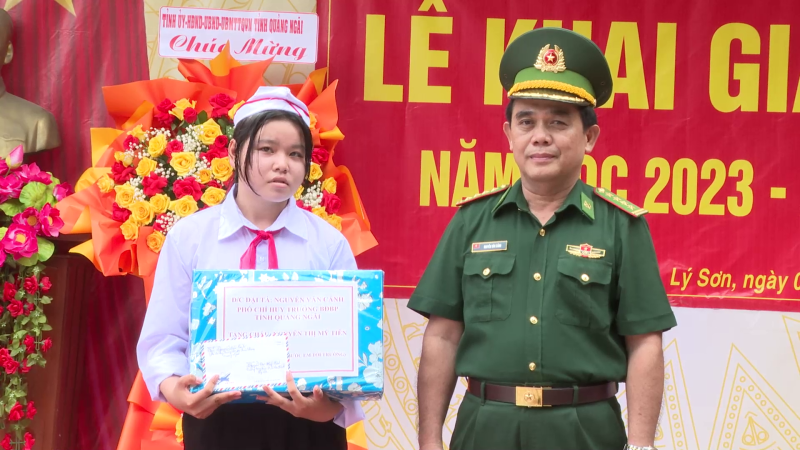 Ấm lòng học sinh nghèo vùng biên giới biển đảo