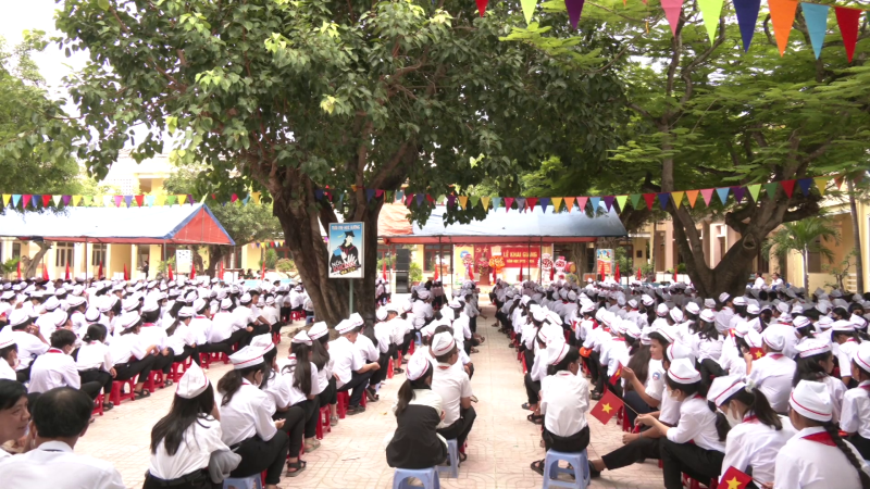Chỉ huy Trưởng Bộ Chỉ huy qu&acirc;n sự tỉnh dự Lễ khai giảng tại huyện L&yacute; Sơn