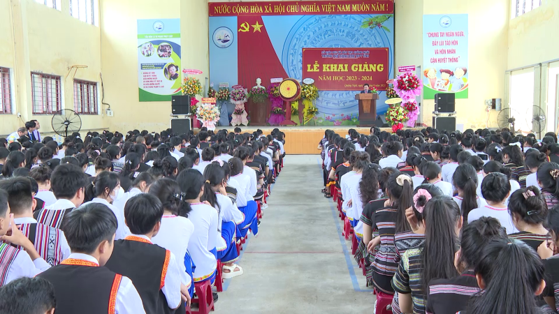 Ph&oacute; Chủ tịch UBND tỉnh V&otilde; Phi&ecirc;n dự Khai giảng tại Trường Phổ th&ocirc;ng D&acirc;n tộc nội tr&uacute; THPT tỉnh