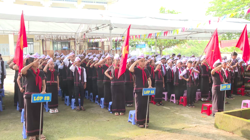 Trưởng Ban Nội chính Tỉnh uỷ dự Lễ khai giảng tại Trường THCS Dân tộc nội trú Sơn Hà