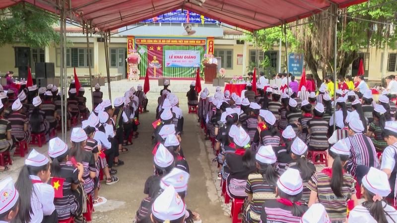 Ph&oacute; B&iacute; thư Tỉnh ủy Đinh Thị Hồng Minh dự lễ khai giảng tại Trường Phổ th&ocirc;ng D&acirc;n tộc nội tr&uacute; THCS Ba Tơ