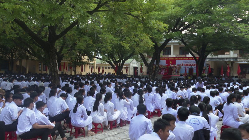 Ph&oacute; B&iacute; thư Thường trực Tỉnh uỷ Đặng Ngọc Huy dự lễ khai giảng tại Trường Thpt Số 2 Tư Nghĩa