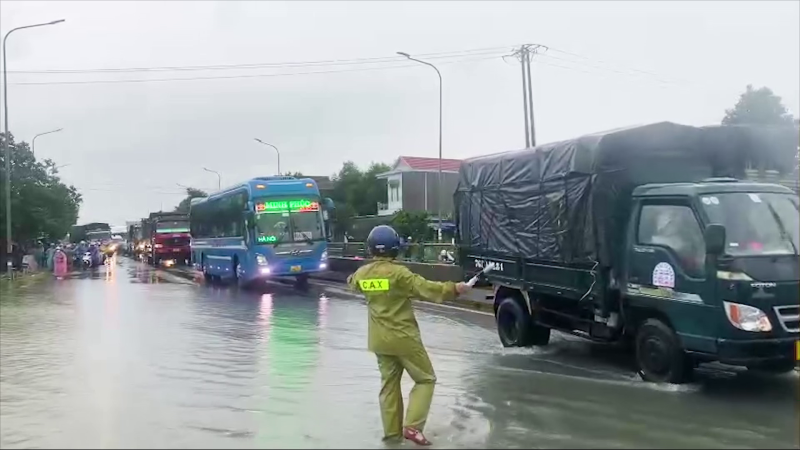 Quốc lộ 1A đoạn qua x&atilde; Tịnh Phong, huyện Sơn Tịnh ngập nặng