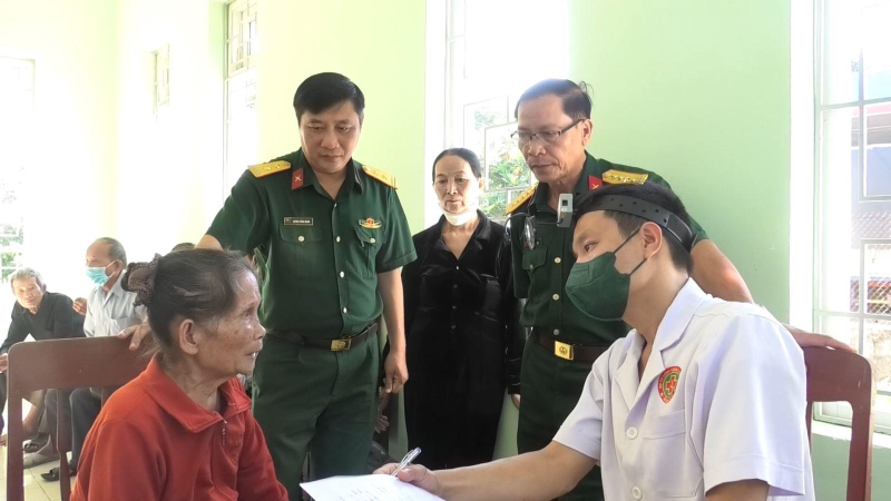 Khám bệnh, cấp thuốc miễn phí cho gia đình chính sách