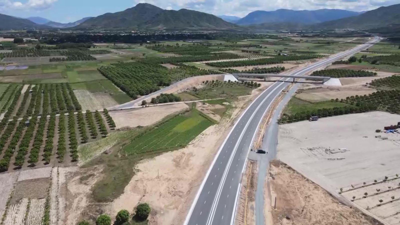 Cao tốc đầu tiên trên cả nước bỏ barie