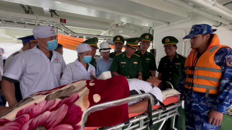 Cảnh sát biển và Bộ đội Biên phòng kịp thời cấp cứu ngư dân bị bệnh
