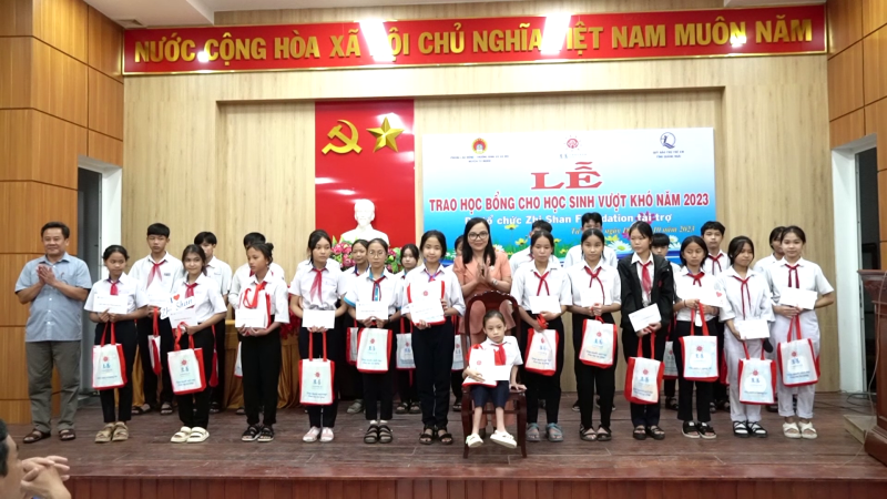 Trao “học bổng vượt khó” cho học sinh, sinh viên