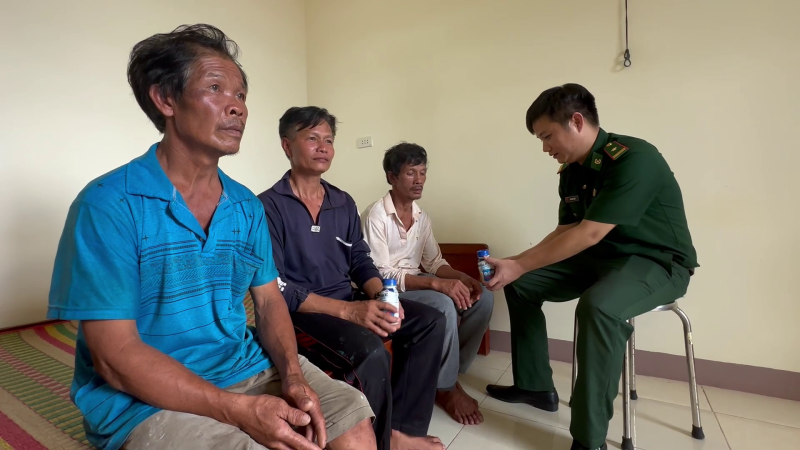 Quảng Ngãi tiếp nhận 3 ngư dân Bình Định bị chìm tàu trên biển