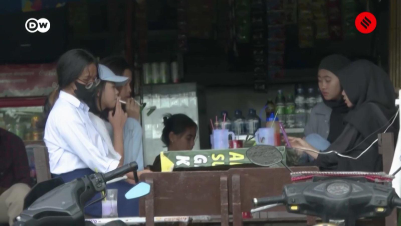 Indonesia k&ecirc;u gọi giới trẻ tr&aacute;nh xa thuốc l&aacute;