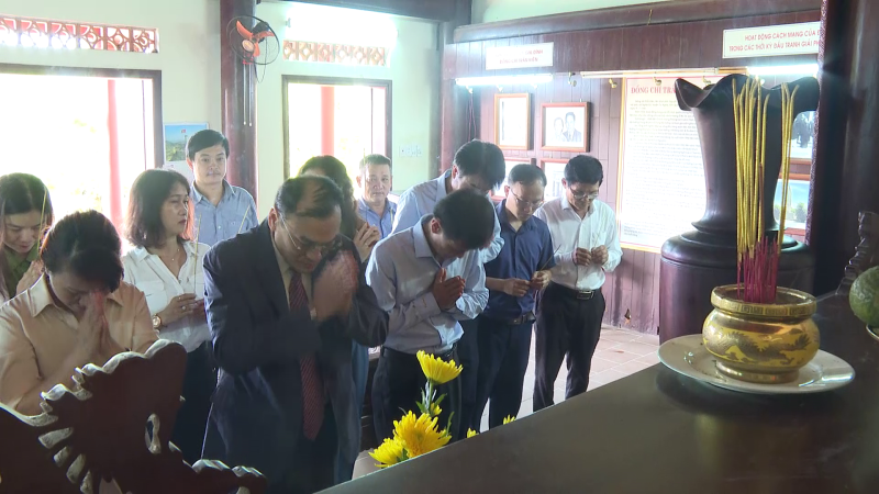 D&acirc;ng hương nguy&ecirc;n Chủ nhiệm Ủy ban Kiểm tra Trung ương