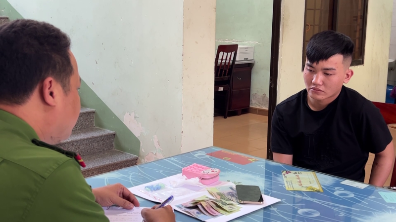 Bắt thanh niên mua bán chất cấm