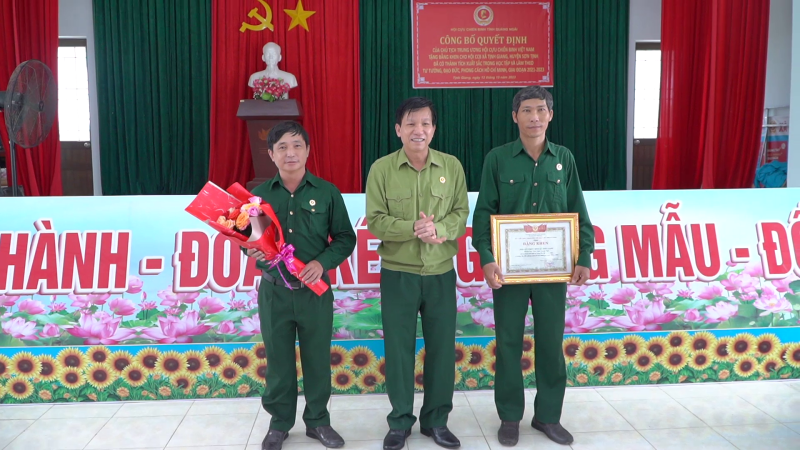 Trao Bằng khen của Trung ương Hội Cựu chiến binh Việt Nam cho Hội Cựu chiến binh xã Tịnh Giang