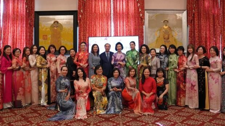 Phu nh&acirc;n c&aacute;c đại sứ hưởng ứng nồng nhiệt Ng&agrave;y hội &Aacute;o d&agrave;i Việt tại Mỹ