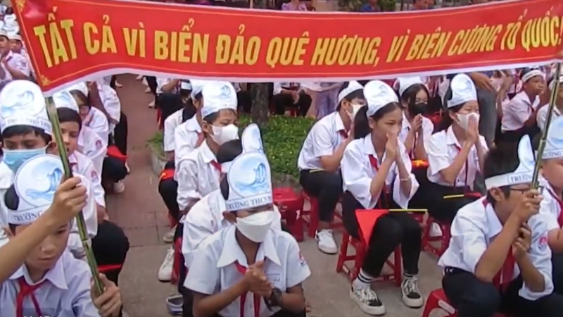 Học sinh Đức Phổ tham gia cuộc thi “Em yêu biển, đảo quê hương”.