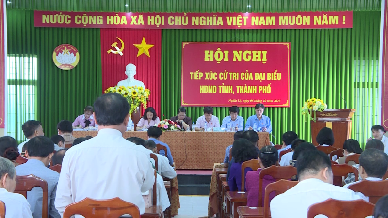 Ph&oacute; Chủ tịch Thường trực HĐND tỉnh Nguyễn Cao Ph&uacute;c tiếp x&uacute;c cử tri phường Nghĩa Lộ