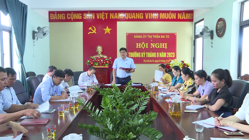 Phó Bí thư Tỉnh ủy Đinh Thị Hồng Minh dự sinh hoạt tại đảng bộ thị trấn Ba Tơ