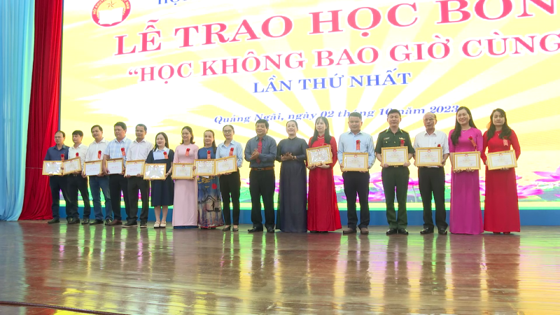 Trao học bổng “Học không bao giờ cùng” năm 2023