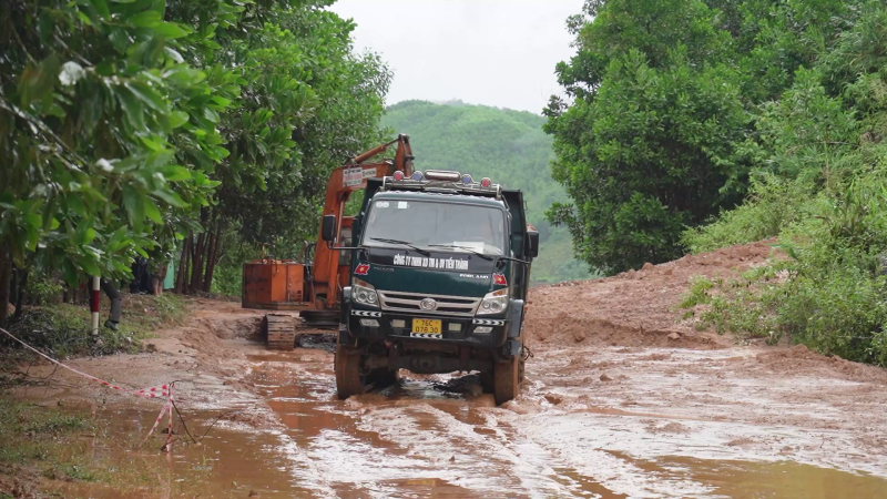 Sơn H&agrave; khắc phục sạt lở c&aacute;c tuyến giao th&ocirc;ng