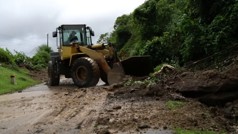 Mưa lớn, nhiều tuyến đường giao thông bị sạt lở