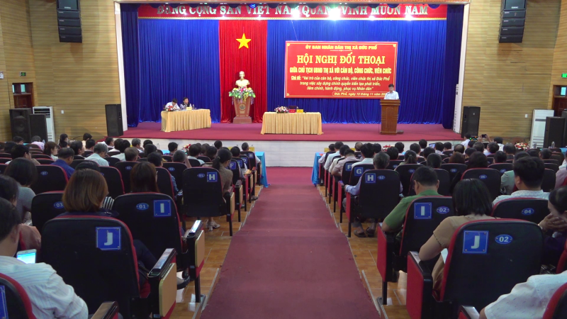 Chủ tịch UBND thị xã Đức Phổ đối thoại với cán bộ, công chức, viên chức