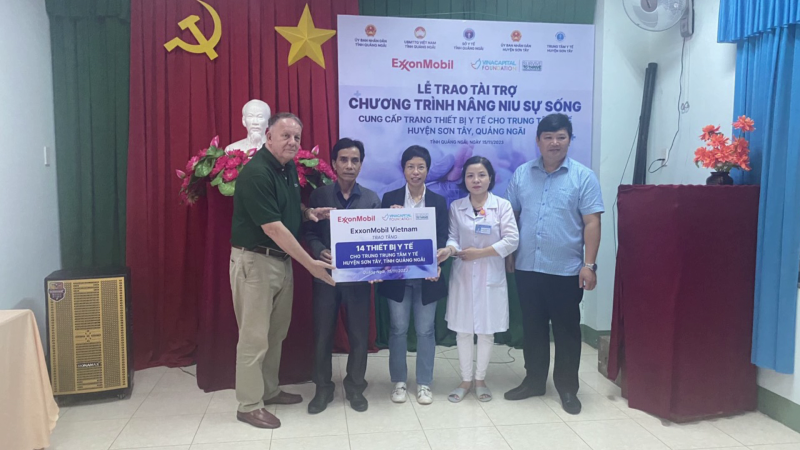 Trao thiết bị y tế cho Trung tâm Y tế Sơn Tây