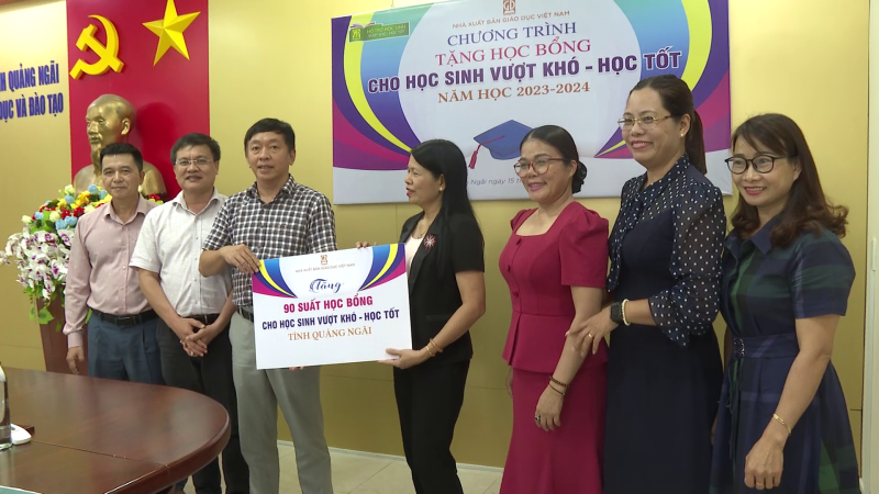 Nh&agrave; xuất bản Gi&aacute;o dục Việt Nam tặng 90 suất học bổng cho học sinh Quảng Ng&atilde;i