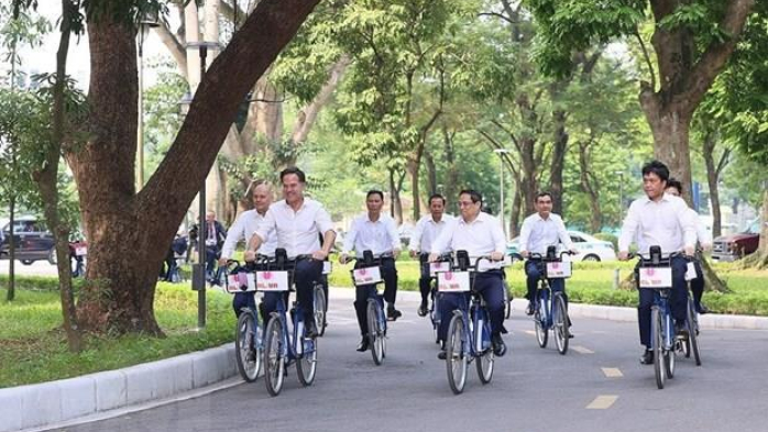 Thủ tướng Phạm Minh Chính và Thủ tướng Hà Lan dạo phố Hà Nội