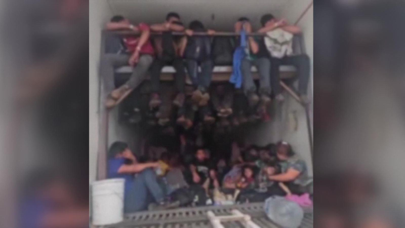 Mexico phát hiện hơn 200 người di cư trong xe tải đầu kéo