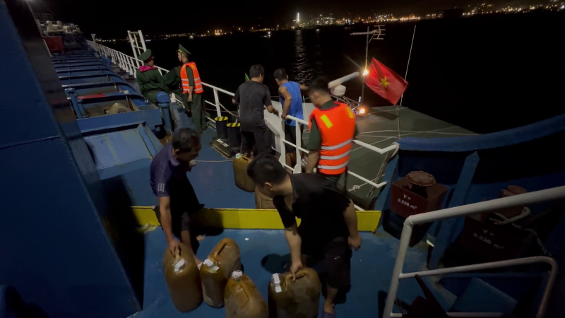 Quảng Ngãi bắt giữ hơn 2.000 lít dầu D.O