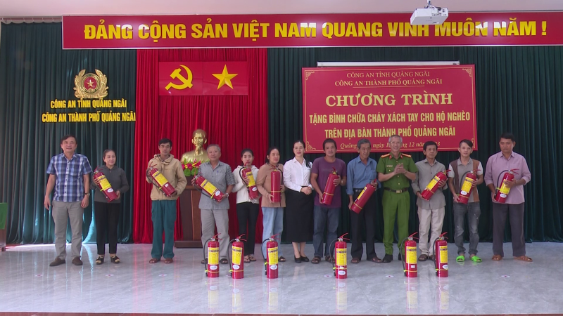 Tặng hơn 500 bình chữa cháy xách tay cho hộ nghèo, hộ cận nghèo