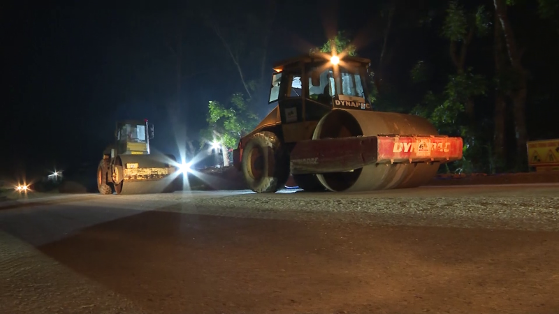 Xuyên đêm thi công kè chống sạt lở bờ Bắc sông Trà Khúc