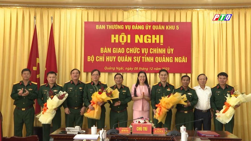 B&agrave;n giao chức vụ Ch&iacute;nh ủy Bộ chỉ huy qu&acirc;n sự tỉnh Quảng Ng&atilde;i